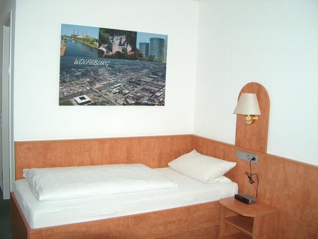 Alter Dorfkrug Am Kanal Волфсбург Стая снимка